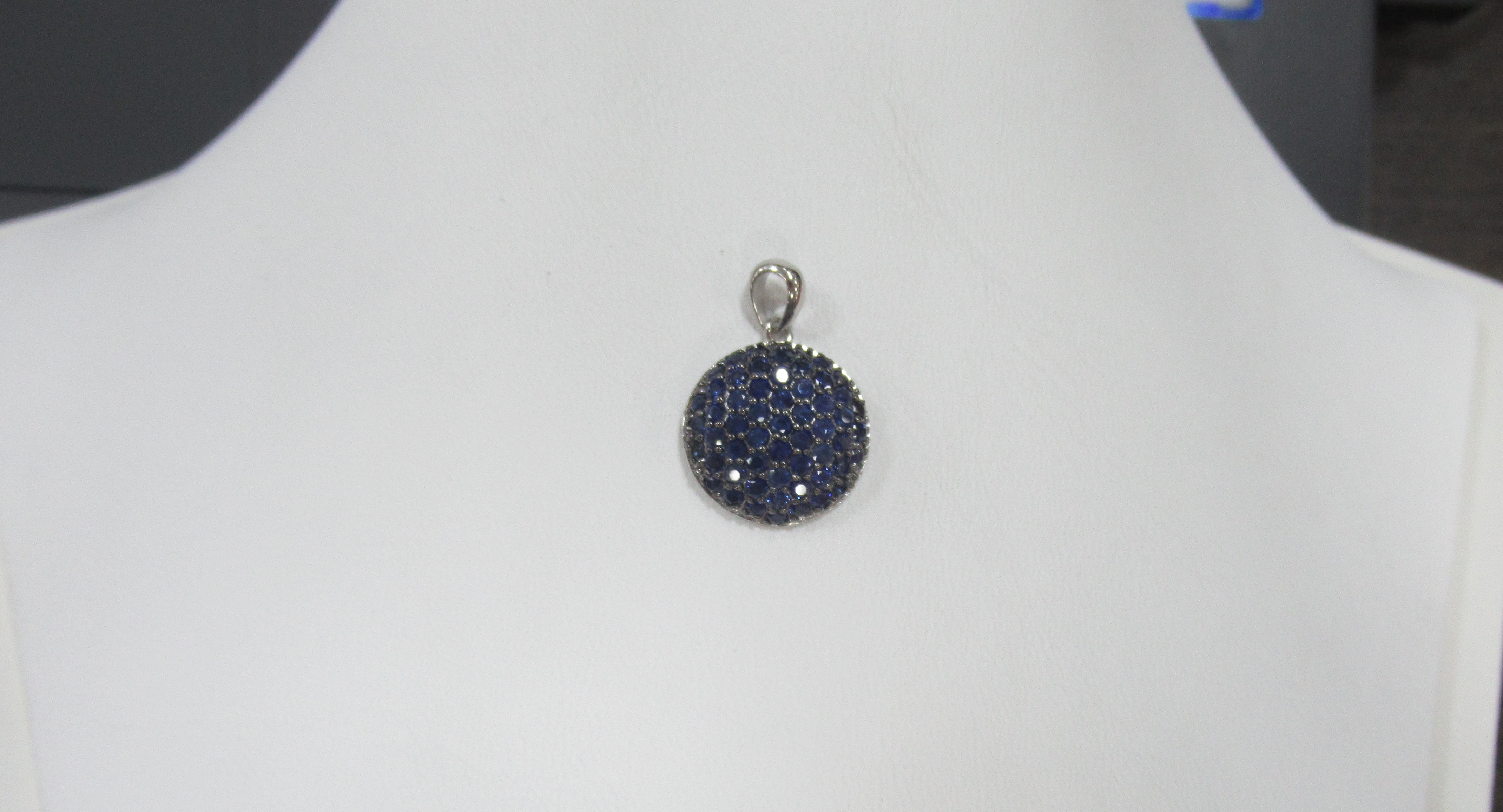 Серебряная подвеска с сапфирами